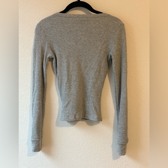 Aritzia TNA Gray Waffle Knit Long Sleeve Henley Top - Picture 2 of 5